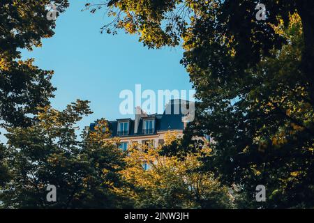Gebäude in Montmartre, Paris im Haussmann-Stil Stockfoto