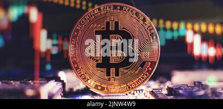 Bitcoin Kryptowährung neue Version auf Computer elektronische Leiterplatte Hintergrund . Virtuelle Kryptowährung Geld Bitcoin golden Stockfoto