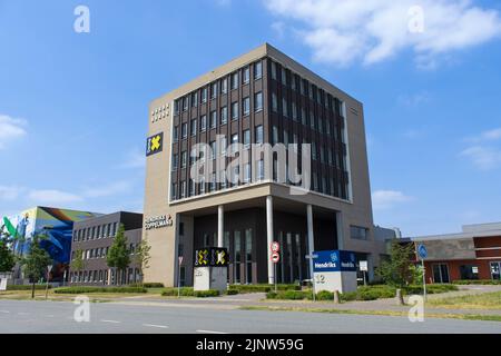 Mehrfirmengebäude „Dome-X“ im Norden der Stadt im Industriegebiet „Elzenburg“ in der Kanaalstraat. Links ein Kühllager. Stockfoto