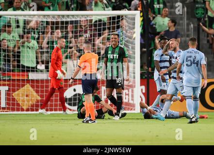 Austin, Texas, USA. 13. August 2022. Der FC Austin-Verteidiger Julio Cascante (18) reagiert, als Schiedsrichter Pierre-Luc Lauziere während eines Fußballspiels der Major League am 13. August 2022 in Austin, Texas, einen Elfmeterstoß für den Sporting Kansas City fordert. (Bild: © Scott Coleman/ZUMA Press Wire) Stockfoto