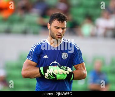 Austin, Texas, USA. 13. August 2022. Der sportliche Kansas City Torwart John Pulskamp (1) wärmt sich vor dem Beginn eines Fußballspiels der Major League beim FC Austin am 13. August 2022 in Austin, Texas, auf. (Bild: © Scott Coleman/ZUMA Press Wire) Stockfoto