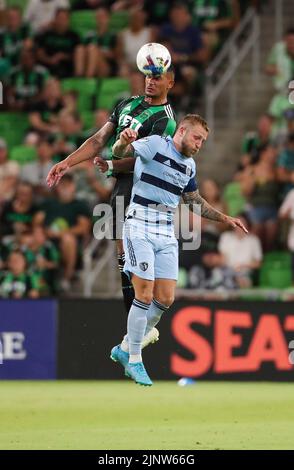 Austin, Texas, USA. 13. August 2022. Der FC Austin-Verteidiger Ruben Gabrielsen (4) springt während eines Fußballspiels der Major League am 13. August 2022 in Austin, Texas, um den Ball zu führen. Der FC Austin kam von einem Defizit von 3-1 zurück, um Sporting Kansas City 4-3 zu schlagen. (Bild: © Scott Coleman/ZUMA Press Wire) Stockfoto