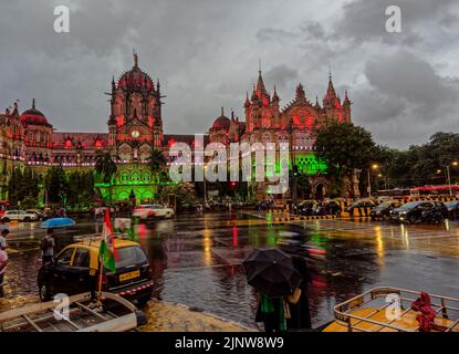 08 13 2022 Mumbai feiert 73. Unabhängigkeitstag von Indien CSMT in Tricolor Lighting Maharashtra Indien. Stockfoto