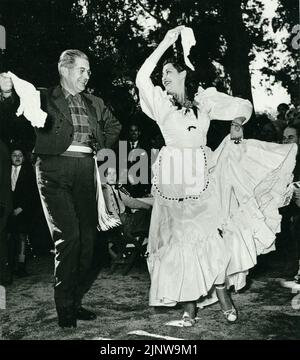Schwarz-Weiß-Fotografie eines Paares in traditionellen Kostümen, tanzend in Zamba, Argentinien, Südamerika Stockfoto