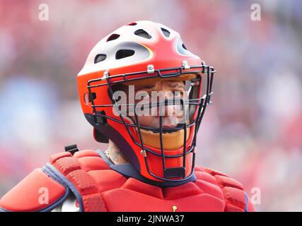 St. Louis, Usa. 14. August 2022. St. Louis Cardinals Yadier Molina kehrt nach dem zweiten Inning gegen die Milwaukee Brewers im Busch Stadium in St. Louis am Samstag, dem 13. August 2022, zum Dugout zurück. Foto von Bill Greenblatt/UPI Credit: UPI/Alamy Live News Stockfoto