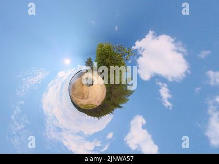 Kleines Planetenpanorama des malerischen Naturstrandes am Fluss Skellefte in Nordschweden. Stockfoto