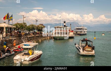 Peschiera del Garda Stadt. Kleiner Stadthafen mit bunten Booten. Italienischer Gardasee, Region Venetien in Norditalien - charmante befestigte Zitadelle Stockfoto