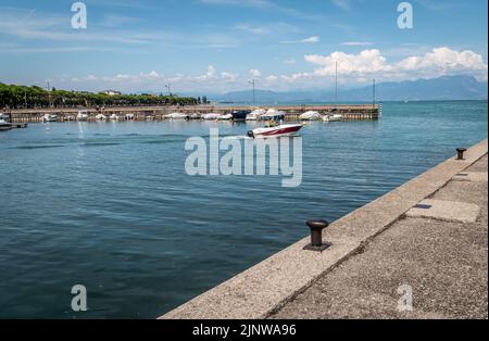 Peschiera del Garda Stadt. Kleiner Stadthafen mit bunten Booten. Italienischer Gardasee, Region Venetien in Norditalien - charmante befestigte Zitadelle Stockfoto