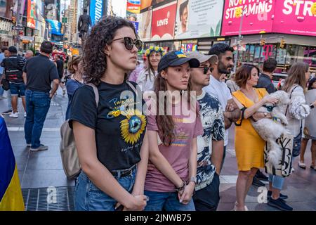 New York, Usa. 13. August 2022. Eine Frau trägt ein Pink Floyd T-Shirt aus dem Protestlied „Hey Hey Rise Up“ gegen den Ukraine-Krieg bei einem Protest zur Unterstützung der Ukraine auf dem Times Square in New York City. Kredit: SOPA Images Limited/Alamy Live Nachrichten Stockfoto