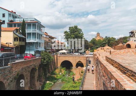 Tiflis, Georgien - 09. August 2022: Abanotubani Bezirk mit Holz geschnitzten Balkonen in der Altstadt von Tiflis, Georgien Stockfoto