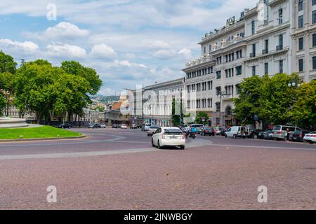 Tiflis, Georgien - 09. August 2022: Geschäftsgebäude am Freiheitsplatz. Tiflis. Reisen Stockfoto