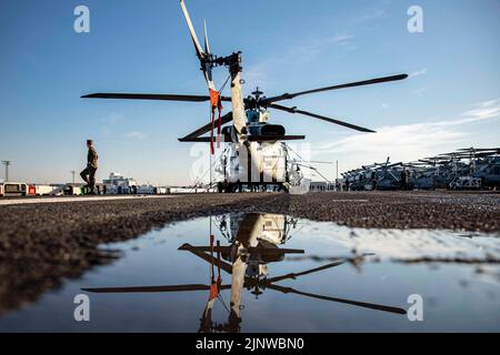 5. August 2022 - Ahvenanmaan Maakunta (Fi), Finnland - Ein U.S. Marine Corps UH-1Y Huey, das dem Luftkampfelement 22. Marine Expeditionary Unit (MEU) zugeordnet ist, wird auf dem Flugdeck gesichert, während das amphibische Angriffsschiff USS Kearsarge (LHD 3) der Wasp-Klasse am 5. August 2022 in Helsinki einzieht. Die Kearsarge Amphibious Ready Group, die 22. MEU unter dem Kommando und der Kontrolle der Task Force 61/2 einschiffte, befindet sich im geplanten Einsatzgebiet der US Naval Forces Europe, beschäftigt von der US Sixth Fleet, um die Interessen der USA, der Alliierten und der Partner zu verteidigen. (Bild: © U.S. Marines/Z Stockfoto