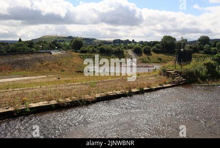 Nach dem Schaden am Toddbrook Stausee im August 2019 haben die Reparaturen nun begonnen, während der Stausee fast leer bleibt. Stockfoto