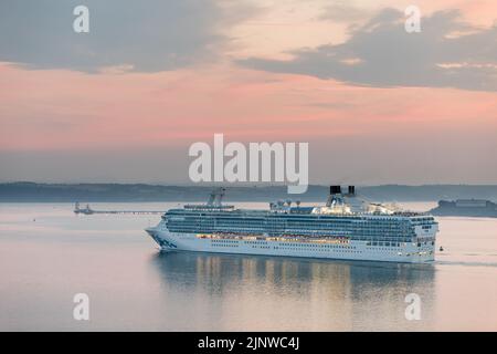 Cork Harbour, Cork, Irland. 14.. August 2022. Das Schiff Island Princess dampft an einem kühlen Sommermorgen im Morgengrauen den Hafen hoch, während es auf dem Weg nach Cobh, Co. Cork, Irland, ist. - Bild David Creedon Stockfoto