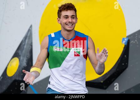 München, Deutschland. 13. August 2022. Europameisterschaften, Europameisterschaft, Sportklettern, Bouldern, Männer, Finale, am Königsplatz. Filip Schenk aus Italien in Aktion. Quelle: Sven Hoppe/dpa/Alamy Live News Stockfoto