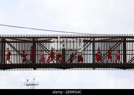 New Orleans, USA. 13. August 2022. Die Menschen nehmen am Red Dress Run, einer Wohltätigkeitsveranstaltung, in New Orleans, USA, am 13. August Teil. 2022. Quelle: Lan Wei/Xinhua/Alamy Live News Stockfoto