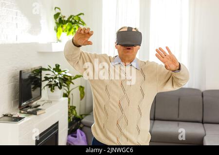 Porträt eines reifen Mannes, der das Virtual-Reality-Headset testet Stockfoto