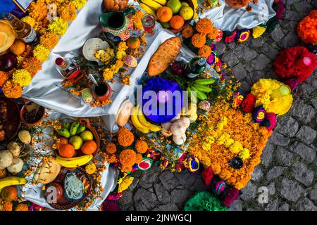 Auf dem Totenaltar, einem religiösen Ort zu Ehren der Verstorbenen, werden während der Feierlichkeiten zum Tag der Toten in Taxco, Mexiko, Speiseopfer dargebracht. Stockfoto