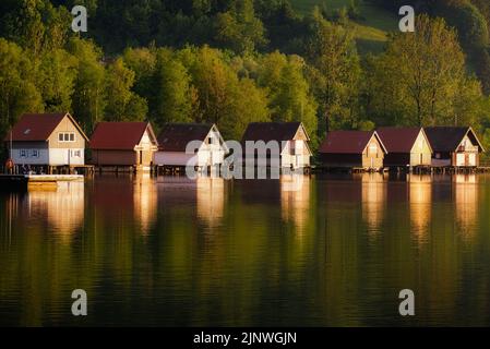 Spiegelung von Landhäusern im Wasser eines Sees in der Nähe von Immenstadt, Bayern, Allgäu Stockfoto