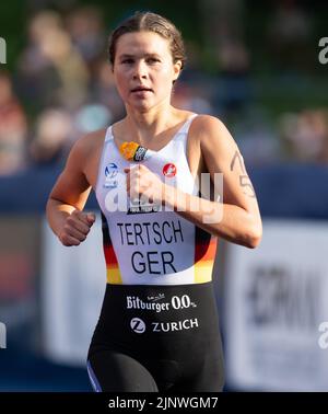 München, Deutschland. 12. August 2022. Europameisterschaften, Europameisterschaft, Triathlon, Einzelrennen, Frauen, Im Olympiapark. Lisa Tertsch aus Deutschland im Einsatz. Quelle: Sven Hoppe/dpa/Alamy Live News Stockfoto