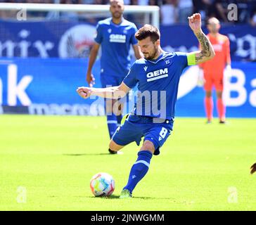 Karlsruhe, Deutschland. 13. August 2022. Fußball: 2. Bundesliga, Karlsruher SC - SV Sandhausen, Matchday 4, im BBBank Wildpark. Karlsruher Jerome Gondorf. Kredit: Uli Deck/dpa - WICHTIGER HINWEIS: Gemäß den Anforderungen der DFL Deutsche Fußball Liga und des DFB Deutscher Fußball-Bund ist es untersagt, im Stadion und/oder vom Spiel aufgenommene Fotos in Form von Sequenzbildern und/oder videoähnlichen Fotoserien zu verwenden oder zu verwenden./dpa/Alamy Live News Stockfoto