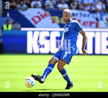 Karlsruhe, Deutschland. 13. August 2022. Fußball: 2. Bundesliga, Karlsruher SC - SV Sandhausen, Matchday 4, im BBBank Wildpark. Daniel Gordon aus Karlsruhe. Kredit: Uli Deck/dpa - WICHTIGER HINWEIS: Gemäß den Anforderungen der DFL Deutsche Fußball Liga und des DFB Deutscher Fußball-Bund ist es untersagt, im Stadion und/oder vom Spiel aufgenommene Fotos in Form von Sequenzbildern und/oder videoähnlichen Fotoserien zu verwenden oder zu verwenden./dpa/Alamy Live News Stockfoto