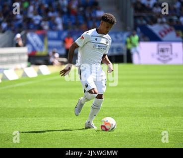 Karlsruhe, Deutschland. 13. August 2022. Fußball: 2. Bundesliga, Karlsruher SC - SV Sandhausen, Matchday 4, im BBBank Wildpark. Chima Okoroji von Sandhausen. Kredit: Uli Deck/dpa - WICHTIGER HINWEIS: Gemäß den Anforderungen der DFL Deutsche Fußball Liga und des DFB Deutscher Fußball-Bund ist es untersagt, im Stadion und/oder vom Spiel aufgenommene Fotos in Form von Sequenzbildern und/oder videoähnlichen Fotoserien zu verwenden oder zu verwenden./dpa/Alamy Live News Stockfoto