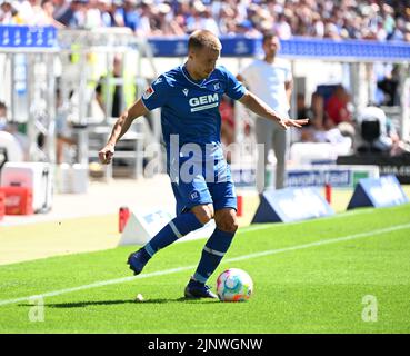 Karlsruhe, Deutschland. 13. August 2022. Fußball: 2. Bundesliga, Karlsruher SC - SV Sandhausen, Matchday 4, im BBBank Wildpark. Karlsruher Marco Thiede. Kredit: Uli Deck/dpa - WICHTIGER HINWEIS: Gemäß den Anforderungen der DFL Deutsche Fußball Liga und des DFB Deutscher Fußball-Bund ist es untersagt, im Stadion und/oder vom Spiel aufgenommene Fotos in Form von Sequenzbildern und/oder videoähnlichen Fotoserien zu verwenden oder zu verwenden./dpa/Alamy Live News Stockfoto