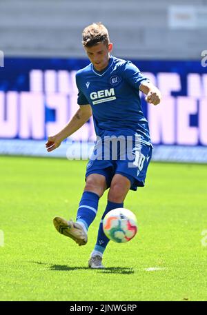 Karlsruhe, Deutschland. 13. August 2022. Fußball: 2. Bundesliga, Karlsruher SC - SV Sandhausen, Matchday 4, im BBBank Wildpark. Marvin Wanitzek aus Karlsruhe. Kredit: Uli Deck/dpa - WICHTIGER HINWEIS: Gemäß den Anforderungen der DFL Deutsche Fußball Liga und des DFB Deutscher Fußball-Bund ist es untersagt, im Stadion und/oder vom Spiel aufgenommene Fotos in Form von Sequenzbildern und/oder videoähnlichen Fotoserien zu verwenden oder zu verwenden./dpa/Alamy Live News Stockfoto