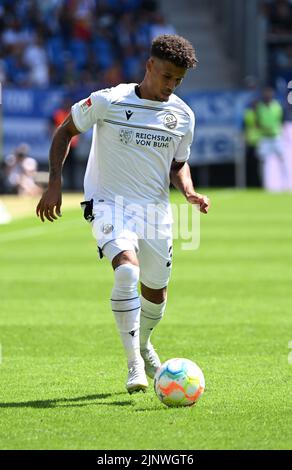 Karlsruhe, Deutschland. 13. August 2022. Fußball: 2. Bundesliga, Karlsruher SC - SV Sandhausen, Matchday 4, im BBBank Wildpark. Chima Okoroji von Sandhausen. Kredit: Uli Deck/dpa - WICHTIGER HINWEIS: Gemäß den Anforderungen der DFL Deutsche Fußball Liga und des DFB Deutscher Fußball-Bund ist es untersagt, im Stadion und/oder vom Spiel aufgenommene Fotos in Form von Sequenzbildern und/oder videoähnlichen Fotoserien zu verwenden oder zu verwenden./dpa/Alamy Live News Stockfoto