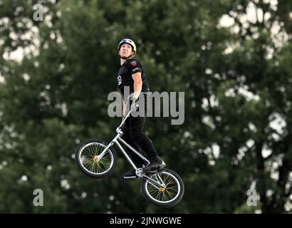 München, Deutschland. 13. August 2022. BMX Freestyle: Europameisterschaft, Olympiaschanze, Finale, Männer, Marin RANTES (Kroatien) in Aktion. Der Kroate gewinnt am Ende die Bronzemedaille. Quelle: Soeren Stache/dpa/Alamy Live News Stockfoto