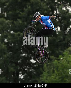 München, Deutschland. 13. August 2022. BMX Freestyle: Europameisterschaft, Olympiaschanze, Finale, Männer, Tomas Beran (Tschechien) in Aktion vor der Menge. Der Tscheche wird am Ende Vierter. Quelle: Soeren Stache/dpa/Alamy Live News Stockfoto