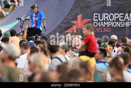 München, Deutschland. 13. August 2022. BMX Freestyle: Europameisterschaft, Olympiaschanze, Finale, Männer, Tomas Beran (Tschechien) fährt vor der Menge in die Box. Der Tscheche wird am Ende Vierter. Quelle: Soeren Stache/dpa/Alamy Live News Stockfoto