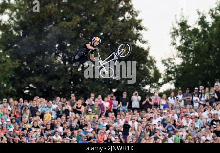 München, Deutschland. 13. August 2022. BMX Freestyle: Europameisterschaft, Olympiaschanze, Finale, Männer, Marin RANTES (Kroatien) in Aktion vor der Menge. Der Kroate gewinnt am Ende die Bronzemedaille. Quelle: Soeren Stache/dpa/Alamy Live News Stockfoto