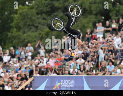 München, Deutschland. 13. August 2022. BMX Freestyle: Europameisterschaft, Olympiaschanze, Finale, Männer, Marin RANTES (Kroatien) in Aktion vor der Menge. Der Kroate gewinnt am Ende die Bronzemedaille. Quelle: Soeren Stache/dpa/Alamy Live News Stockfoto