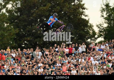 München, Deutschland. 13. August 2022. BMX Freestyle: Europameisterschaft, Olympiaschanze, Finale, Männer, Tomas Beran (Tschechien) in Aktion vor der Menge. Der Tscheche wird am Ende Vierter. Quelle: Soeren Stache/dpa/Alamy Live News Stockfoto