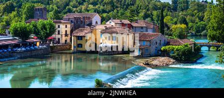 Borghetto sul Mincio - eines der schönsten mittelalterlichen Dörfer Italiens. Bunte Häuser in der Mitte des Flusses und Wasserfälle. Verona provin Stockfoto