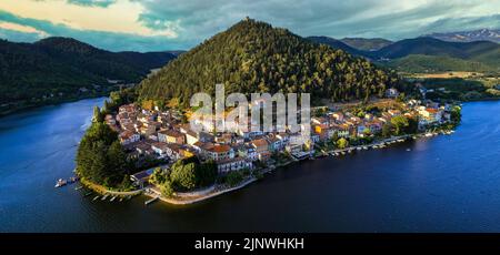 Die schönsten malerischen italienischen Seen - kleine malerische See Piediluco mit bunten Häusern in Umbrien, Provinz Terni. Luftpanorama Stockfoto