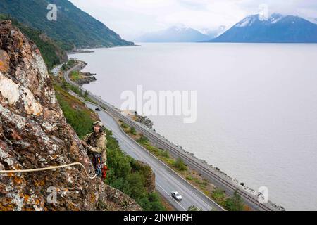 Anchorage, Alaska, USA. 22.. Juli 2022. US Air Force Capt. Travis Hunt, ein Spezialist für taktische Luftkontrollpartei und Kommandant der Abteilung 1, 3. Air Support Operations Squadron, Joint Base Elmendorf-Richardson, klettert während des Bergsteigertrainings in Sunshine Ridge, Alaska, am 22. Juli 2022 eine Felswand. Die 3. ASOS Special Warfare Airmen nutzen Alaskas abwechslungsreiche und strenge Trainingsorte, um sich auf die Bedingungen vorzubereiten, denen sie beim Einsatz ausgesetzt sein könnten. Quelle: U.S. Air Force/ZUMA Press Wire Service/ZUMAPRESS.com/Alamy Live News Stockfoto