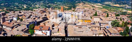 Panorama-Luftaufnahme der alten mittelalterlichen Stadt Orvieto in Umbrien, Italien Stockfoto