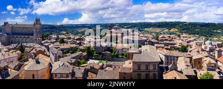 Panorama-Luftaufnahme der alten mittelalterlichen Stadt Orvieto mit dem berühmten Dom in Umbrien, Italien Stockfoto