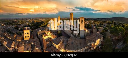 San Gimignano - eine der schönsten mittelalterlichen Städte in der Toskana, Italien. Luftaufnahme von Türmen über Sonnenuntergang. Stockfoto