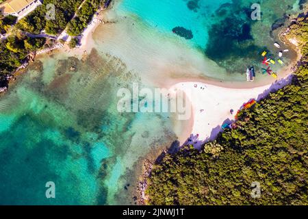 Sivota - atemberaubende Luftaufnahme des türkisfarbenen Meeres bekannt als Blaue Lagune und einzigartigen Strand Bella Vraka. Epirus, Griechenland Stockfoto