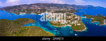 Sivota - atemberaubende Luftaufnahme des türkisfarbenen Meeres bekannt als Blaue Lagune und Komplex von schönen Inseln. Epirus, Griechenland Stockfoto