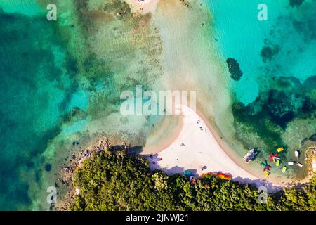 Sivota - atemberaubende Luftaufnahme des türkisfarbenen Meeres bekannt als Blaue Lagune und einzigartigen Strand Bella Vraka. Epirus, Griechenland Stockfoto