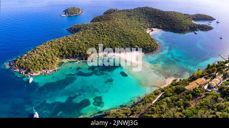 Sivota - atemberaubende Luftaufnahme des türkisfarbenen Meeres bekannt als Blaue Lagune und einzigartigen Strand Bella Vraka. Epirus, Griechenland Stockfoto