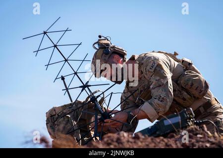 Trainingsgebiet Pohakuloa, Hawaii, USA. 19.. Juli 2022. Noah Dyer, Senior Airman der US Air Force, ein Leiter des Streikteams der Air Support Operations Squadron aus dem Jahr 25., stellt während des Rim of the Pacific (RIMPAC) 2022 im Trainingsgebiet Pohakuloa eine Satellitenkommunikation über die Sichtlinie hinaus her. 26 Nationen, 38 Schiffe, drei U-Boote, mehr als 170 Flugzeuge und 25.000 Mitarbeiter nehmen vom 29. Juni bis August an RIMPAC Teil. 4 in und um die Hawaii-Inseln und Südkalifornien. RIMPAC, die weltweit größte internationale maritime Übung, bietet eine einzigartige Trainingsmöglichkeit während fos Stockfoto