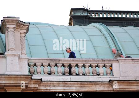 Wien, Österreich. 28. August 2014. Dreharbeiten für Mission: Impossible 5 an der Wiener Staatsoper mit Tom Cruise (L) Stockfoto