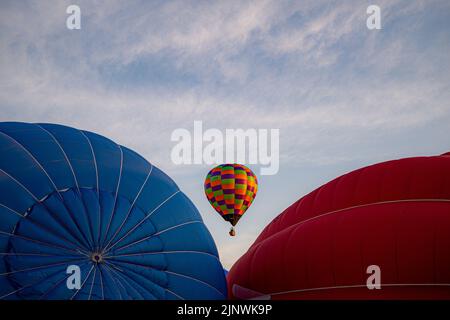 Der erste Ballon hebt während der Bristol International Balloon Fiesta 2022 ab. Bilddatum: Sonntag, 14. August 2022. Stockfoto