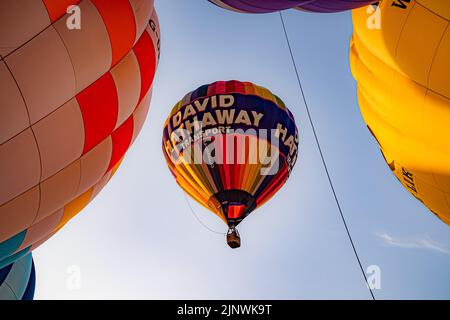 Während der Bristol International Balloon Fiesta 2022 hebt ein Heißluftballon ab. Bilddatum: Sonntag, 14. August 2022. Stockfoto